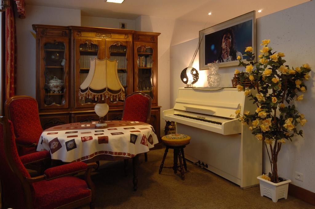 Hotel Du Lion D'Or Entraygues-sur-Truyère Kamer foto